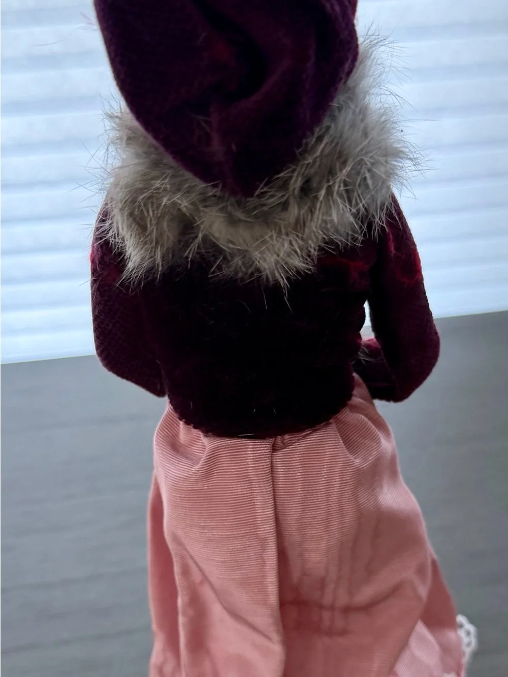 Byers’ Choice 2004 Victorian Woman Caroler Retired Faux Fur Muff
